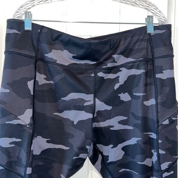 ATHLETA dark camo 7/8 legging size 1X - Picture 6 of 13